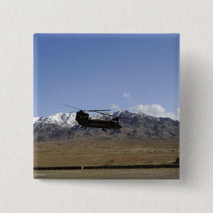 Bóton Quadrado 5.08cm Um CH-47 Chinook descola