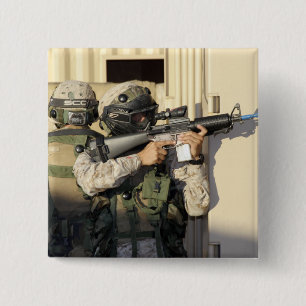 Bóton Quadrado 5.08cm Um escuteiro da infantaria aponta sua arma