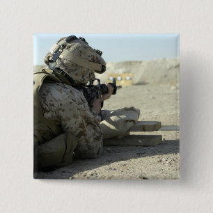 Bóton Quadrado 5.08cm Um fuzileiro naval ateia fogo a um rifle de