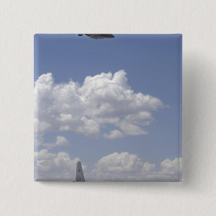 Bóton Quadrado 5.08cm Um Osprey CV-22 voa sobre A.A. - 130 Hercules