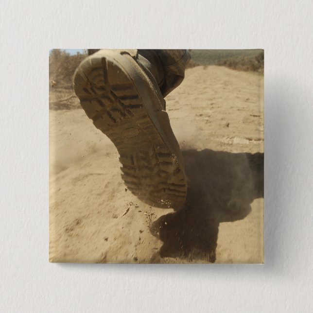 Bóton Quadrado 5.08cm Um soldado americano caminha por um caminho de ter (Frente)