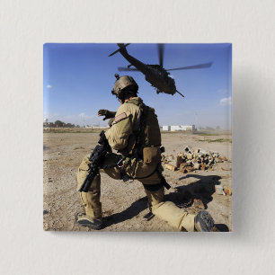 Bóton Quadrado 5.08cm Um soldado conduz a segurança para um HH-60