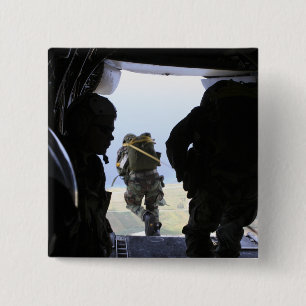 Bóton Quadrado 5.08cm Um soldado executa um salto do estático-line