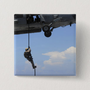 Bóton Quadrado 5.08cm Um técnico de eliminação de explosivos