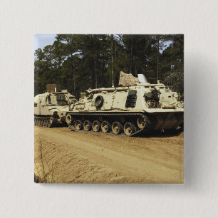 Bóton Quadrado 5.08cm Um veículo de recuperação M-88 começa a rebocar um