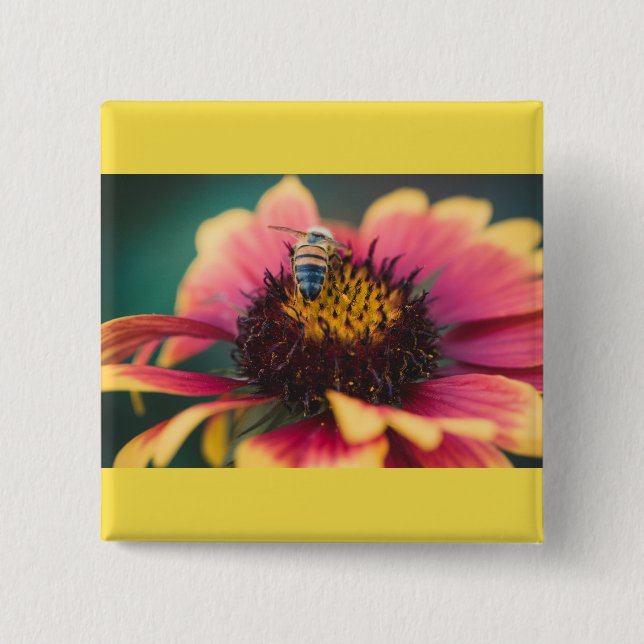 Bóton Quadrado 5.08cm Uma abelha em uma flor (Frente)