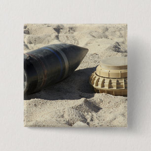 Bóton Quadrado 5.08cm Uma exposição estática de um escudo convertido 