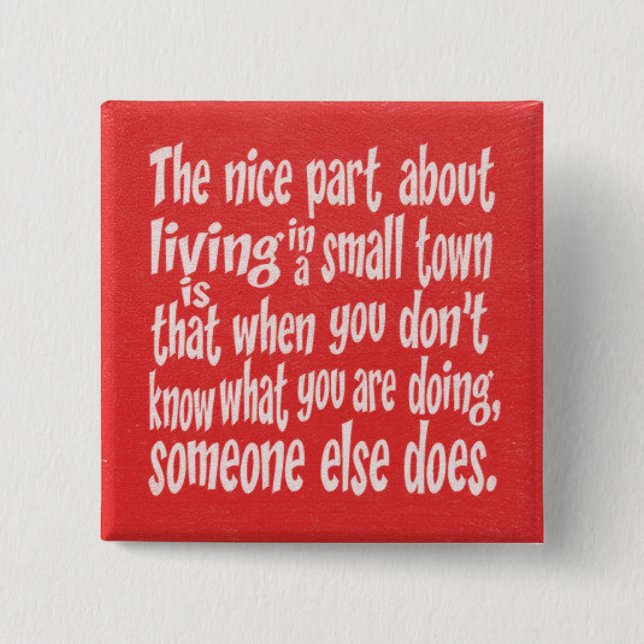 BÓTON QUADRADO 5.08CM VERMELHO BRANCO, PEQUENA CIDADE DIZ COTAS HUMOR LA (Frente)