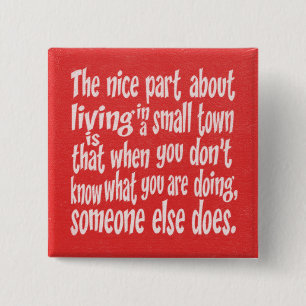 BÓTON QUADRADO 5.08CM VERMELHO BRANCO, PEQUENA CIDADE DIZ COTAS HUMOR LA