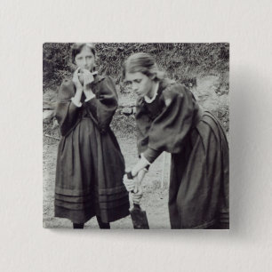 Bóton Quadrado 5.08cm Virgínia e Vanessa Stephen, em St Ives, 1894