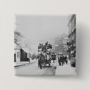 Bóton Quadrado 5.08cm Vista da rua da igreja, Kensington c.1906