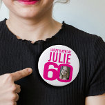 Bóton Redondo 10.16cm 60ª foto e nome personalizados rosa-rosa de aniver<br><div class="desc">60º aniversário cor-de-rosa em branco, 60º crachá personalizado de fotografia e botão de pino de nome. Diversão 60ª design personalizada de aniversário de fotos. Personalize com uma fotografia da aniversariante no meio do número 0. Excelente por adicionar diversão a um marco de sexagésimo aniversário. Outros itens e cores correspondentes estão...</div>