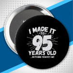 Bóton Redondo 10.16cm Engraçado 95º Aniversário Citação Sarcástica 95 An<br><div class="desc">Esta engraçada design de aniversário de 95 anos faz uma piada sarcástica de humor excelente ou um presente de gag novelty para um tema de aniversário de 95 anos ou uma festa de aniversário 95 surpresa! Apresenta "Eu fiz isso para 95 anos... Nada me assusta" um meme engraçado de 95...</div>