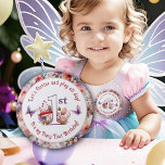 Bóton Redondo 10.16cm Fada Primeiro Aniversário Fairycore Birthday<br><div class="desc">Celebre seu dia especial com nosso charmoso Botão de Primeiro Aniversário da Fada. Apresentando a frase brincalhona "Vamos jogar o dia todo, É meu primeiro aniversário de fada!" este botão mostra o brilhante design floral do cogumelo "1º" no centro, cercado por borboletas delicadas. O fundo de textura floral de aquarela...</div>