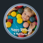 Bóton Redondo 10.16cm Feliz Aniversário Foto Simples em Estrela<br><div class="desc">Este design simples e moderno é composto por tipografia de serifa e adiciona uma foto personalizada.</div>