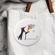 Folhas de bordo de outono e pinguim engraçado