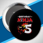 Bóton Redondo 10.16cm Kids Ninja - Presente de Festa de aniversário - 5<br><div class="desc">Este design de aniversário Ninja 5 apresenta o símbolo japonês Ninjutsu,  um fundo de quadrinhos de meio tom,  e um gráfico de pontapé de cartoon ninja que seu menino ou garota ninja de 5 anos de idade vai amar!</div>