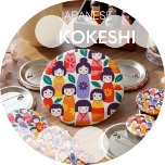 Bóton Redondo 10.16cm Nordic-Japanese Illustration –KOKESHI<br><div class="desc">＊Personalize this item with your own message. Prefer a clean look? Simply remove the text and enjoy the design on its own. ＊Bring a touch of modern Scandinavian style to your space with this [KOKESHI]-inspired illustration. This artwork blends traditional Japanese motifs with bold, minimal, and colorful Nordic textile-inspired design. Perfect...</div>