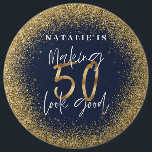 Bóton Redondo 15.24cm Fazer 50 parece um bom botão azul de aniversário d<br><div class="desc">Fazer 50 parece um presente de aniversário personalizado tipográfico de idade. A vida começa aos cinquenta anos, mostre quão feliz você está em suas anos 50 com este design, ideal para uma festa de aniversário ou um fim de semana de celebração. Faça dele uma festa para se lembrar com a...</div>