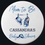 Bóton Redondo 15.24cm Mãe, é um chá de fraldas de menino personalizado<br><div class="desc">Mãe,  é um bebê azul-menino calçado um simples botão personalizado de chá de fraldas moderno boné.</div>
