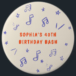 Bóton Redondo 15.24cm Notas de música aniversário de 40 anos de ilustraç<br><div class="desc">Botões divertidos e impressionantes de aniversário de 40 anos,  desenhados à mão,  com ilustrações lúdicas de notas musicais e estrelas. Adição perfeita a uma noite de piano comemorativa!</div>