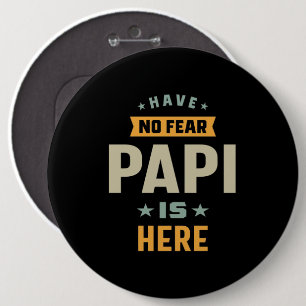 Bóton Redondo 15.24cm Os Homens Não Têm Medo De Papi Estar Aqui - Padr