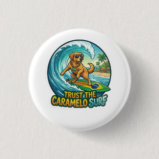 Bóton Redondo 2.54cm Adesivo de Cachorro Caramelo Surfando na Praia Mem