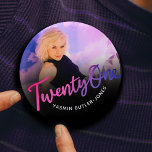 Bóton Redondo 2.54cm aniversário de 21 anos personalizado foto rosa púr<br><div class="desc">Vinte e um roxo até o crachá do botão pin da festa do texto do script rosa. Personalize este botão de aniversário de fotos do programa de aniversário de 21 anos com seu próprio nome de aniversariante e uma foto de sua aniversariante. Outros anos e itens correspondentes estão disponíveis e...</div>