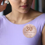 Bóton Redondo 2.54cm aniversário de 30 anos rosa dourado blush nome de<br><div class="desc">Elegante, clássico, nome de etiqueta glamouroso para uma festa de aniversário de 30 anos. Rosa dourado e fundo de gradiente de descarga. Decorado com rosa dourado, falso brilho, faíscas. Personalize e adicione um nome. O nome é escrito com um moderno e escuro estilo escrito à mão, com rosa. O número...</div>