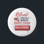Bóton Redondo 2.54cm Aposentado Trabalhador Postal Funny Mailman<br><div class="desc">Um presente de despedida bonito e engraçado para um colega de trabalho que acabou de terminar o seu último turno depois de muitos anos de serviço a entregar correio, encomendas e presentes de Natal através da neve, granizo, chuva e mau tempo. Engraçado Trabalhador Postal Reformado Adeus Tensão Alô Pressão de...</div>
