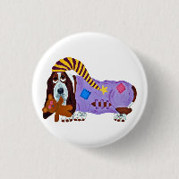 Basset Hound em pijamas com ursinho de pelúcia