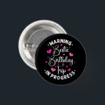 Bóton Redondo 2.54cm Bestie Birthday Trip In Progress Friends Heart<br><div class="desc">Atenção Bestie Aniversário Trip In Progress Heart design é um presente perfeito para um melhor amigo,  amigos,  BFF,  irmã e amigos gêmeos. Engraçado Citação de Bestie e Aniversário,  Viagem de Férias,  Camping e Viagens.</div>