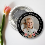 Bóton Redondo 2.54cm Bonito Foto Floral Memorial Keepape Funeral<br><div class="desc">Honre seu amado com este lindo botão com uma foto destacada por um buquê de bonito flores aquáticas. Adicione seu texto personalizado para personalizar. Altere facilmente a cor de fundo para atender às suas necessidades. A memória perfeita para entregar à família e aos amigos.</div>