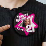 Bóton Redondo 2.54cm botão/crachá rosa quente com aniversário de 21 ano<br><div class="desc">Celebre um aniversário de 21 anos especial com este divertido crachá/botão de fotografia rosa-quente, preto e branco, com vinte e um /estrela branca. Personalize este crachá etário com uma fotografia da aniversariante. Excelente ideia de adicionar diversão a uma nova festa de aniversário. Pode ser usado para mostrar fotos de bebês...</div>