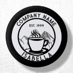 Bóton Redondo 2.54cm Botão de Nome do Funcionarios Barista Personalizad<br><div class="desc">Botão de crachá personalizável para café preto e branco, compro de nome do funcionarios, com um logotipo rodado de tendência pronto, com montanhas e uma xícara de café a vapor, cercada por uma fonte na moda que você pode personalizar com o nome de sua empresa, o nome do funcionário e...</div>