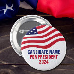 Bóton Redondo 2.54cm Campanha Eleitoral do Candidato Político Personali<br><div class="desc">Botões personalizáveis de candidatos à campanha política com a bandeira americana em cima de seu texto em vermelho,  branco e azul. Acrescente a sua escolha para presidente ou outro cargo político na eleição de 2024. Texto personalizado em negrito.</div>