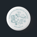 Bóton Redondo 2.54cm Coastal Cowgirl Bachelorette<br><div class="desc">Celebrar com estilo com nossa Festa de solteira de Cowgirl Costeira. Este acessório moderno, porém retrô, apresenta ilustrações encantadoras desenhadas à mão, misturando a vibração litorânea relaxada com o talo da cowgirl. Perfeito para dar o tom para um fim de semana divertido e inesquecível, este acessório é ideal para qualquer...</div>