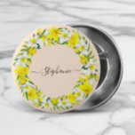 Bóton Redondo 2.54cm Daffodils Branco Amarelo Nome do Monograma da Garl<br><div class="desc">Elevem o seu estilo com o nosso encantador botão que apresenta uma fria de aquarela estonteante de daffodils primavera brancos e amarelos! 🌼 Adicione um toque pessoal com a fonte de script moderno personalizável, permitindo que você substitua o texto de amostra pelo seu próprio nome ou deixe-o vazio para um...</div>