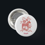 Bóton Redondo 2.54cm Dala Horse Folk Art Personalizado<br><div class="desc">Uma pintura vermelha e branca de um Cavalo Dala sueco. Adorável para o Natal,  ou para amantes de cavalos e pôneis em qualquer época do ano. Altere o nome para personalizar. Arte original de Nic Squirrell.</div>