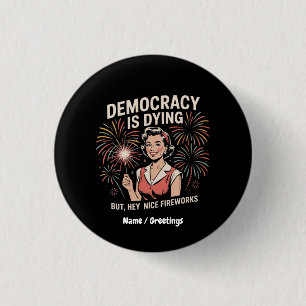 Bóton Redondo 2.54cm Democracia Está Morrendo, Mas Ei, Belo Fogos De Ar