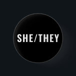 Bóton Redondo 2.54cm Ela é do gênero Pronuncia branco e preto simples<br><div class="desc">Ela é do gênero Pronuncia um botão de pin simples minimalista preto-e-branco. Texto preto personalizável,  fundo branco. Orgulho gay Lgbtq</div>