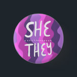 Bóton Redondo 2.54cm ELA/ELES Pronunciam Púrpura Colorida<br><div class="desc">Decorre sua roupa com este botão de arte legal. Faz um presente excelente! Você pode personalizá-lo e adicionar texto também. Procure em meu compro muito mais cores e padrões! Avise-me se quiser algo personalizado também.</div>