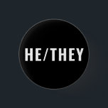 Bóton Redondo 2.54cm Ele é o gênero Pronuncia branco e preto simples<br><div class="desc">O Gênero Pronuncia um botão de pin simples minimalista preto-e-branco. Texto preto personalizável,  fundo branco. Orgulho gay Lgbtq</div>