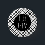 Bóton Redondo 2.54cm ELES/ELES Pronunciam Grelha feita à mão Preto Bran<br><div class="desc">Decorre sua roupa com este botão de arte legal. Faz um presente excelente! Você pode personalizá-lo e adicionar texto também. Procure em meu compro muito mais cores e padrões! Avise-me se quiser algo personalizado também.</div>