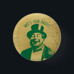 Bóton Redondo 2.54cm Engraçado, quem é seu Dourado Paddy Saint Patricks<br><div class="desc">Que é o Dia do Paddy Saint Patrick. Engraçado humor irlandês mostra um bom e feliz companheiro ou duende. Muito divertido! Fundo de ouro puro. Divertido em celebrar o feriado ou o ano inteiro.</div>