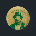 Bóton Redondo 2.54cm Engraçado, quem é seu Dourado Paddy Saint Patricks<br><div class="desc">Que é o Dia do Paddy Saint Patrick. Engraçado humor irlandês mostra um bom e feliz companheiro ou duende. Muito divertido! Fundo de ouro puro. Divertido em celebrar o feriado ou o ano inteiro.</div>