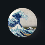 Bóton Redondo 2.54cm Excelente Wave Off Kanagawa Vintage Fine Japonês<br><div class="desc">Excelente Wave Fine Art 葛 北 斎"神 奈 川 飾 36 Views do Monte Fuji 沖 浪 裏 富 A Onda do Excelente de Kanagawa é um famoso impressão de bloco de madeira do artista japonês Hokusai. Foi publicado em 1832 (Período Edo) como o primeiro na série 36 Views do...</div>