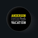 Bóton Redondo 2.54cm Férias Familiares Correspondentes à Tipografia de<br><div class="desc">Esta é uma design de tipografia de férias em família legal, moderna, personalizada. Está na tendência da tipografia de letras pretas e amarelas e na moda. Tem espaço para você adicionar seu nome de família, ano de férias e local. Esta design de tipografia moderna é perfeita para as suas divertidas...</div>