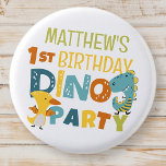Bóton Redondo 2.54cm Festa de aniversário de Dino Dinossaur Moderno e B<br><div class="desc">Composto por tipografia manuscrita em sans serif divertida; dinossauros T-REX bonitos no fundo Este é projetado por Fornecimentos de Partido Selecionado,  exclusivo para Zazzle. Disponível aqui: http://www.zazzle.com/store/selectpartysupplies</div>