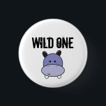 Bóton Redondo 2.54cm festa de aniversário de safari de um hippo selvage<br><div class="desc">As festas são excelentes! Eu me diverti demais ilustrando esse safari hippo para o aniversário do meu filho. Este botão Wild um,  é um acessório excelente para convidados numa festa temida safari,  Encontre os outros animais na coleção e crie a sua selva de convidados.</div>